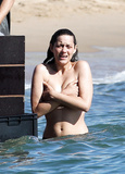 Marion Cotillard topless on the set (10/2011)