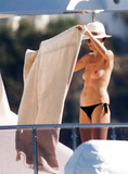 Heidi Klum topless on a yacht (08/2008)