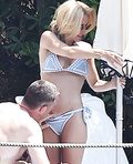 Gillian Anderson oops on vacation in Italy