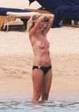 Heidi Klum sunbathing topless in Sardinia (8/2011)