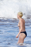 Miley Cyrus topless on Hawaii (01/2015)