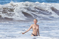 Miley Cyrus topless on Hawaii (01/2015)