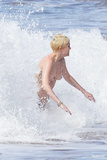 Miley Cyrus topless on Hawaii (01/2015)