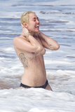 Miley Cyrus topless on Hawaii (01/2015)