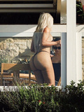 Kim Kardashian flashes killer body