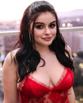 Ariel Winter shows sexy mega cleavage