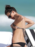 Claudia Galanti lost her bra in a water paparazzi photos