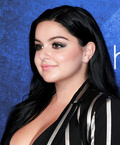 Ariel Winter Cleavage (27 Photos)
