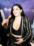 Ariel Winter Cleavage (27 Photos)