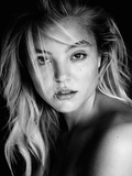 Rachel Hilbert Topless (5 Photos)