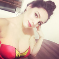 Kelly Brook Cleavage (4 Photos)