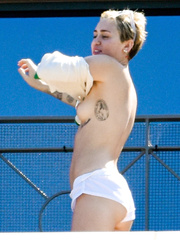 Miley Cyrus topless in Sydney (10/2014)