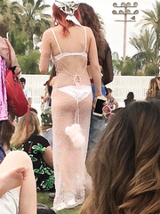 Bella Thorne shows sexy ass