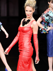 Jennifer Hawkins extremely sexy runway photos