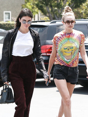 Kendall Jenner Braless (4 Photos)