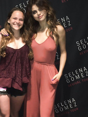 Selena Gomez Braless (10 Photos)