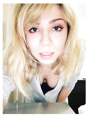 Jennette McCurdy Cleavage (1 New Photo)
