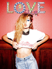 Gigi Hadid Underboob (1 Photo)