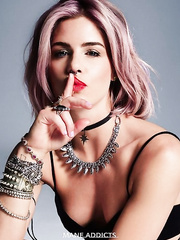 Emily Bett Rickards Sexy (6 Photos)