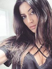 Noureen DeWulf Cleavage (1 Photo)