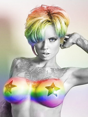 Sara X Mills Topless (1 Photo)