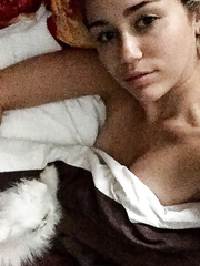 Miley Cyrus Sexy (2 Photos)