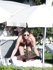 Jennifer Aniston Sexy & Topless (61 Photos)