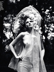Lara Stone Topless (1 Photo)
