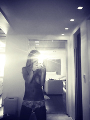 Lindsay Lohan Topless (1 New Photo)