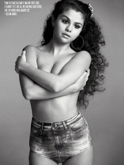 Selena Gomez Topless (7 Photos)