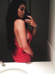 Kylie Jenner Sideboob (1 Photo)
