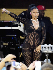 Nicki Minaj in Sexy Clothing (5 Photos)