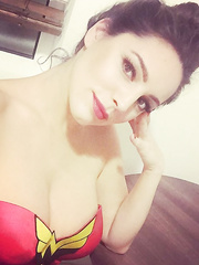 Kelly Brook Cleavage (4 Photos)