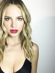 Halston Sage Cleavage (1 Photo)