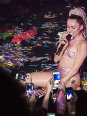 Miley Cyrus Sexy (27 Photos)