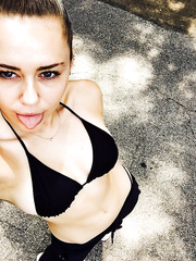 Miley Cyrus Sexy (3 Hot Photos)
