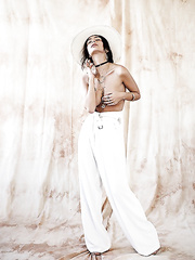 Emily Ratajkowski Sexy (8 Photos)