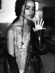 Zoe Kravitz Sexy (6 Photos)