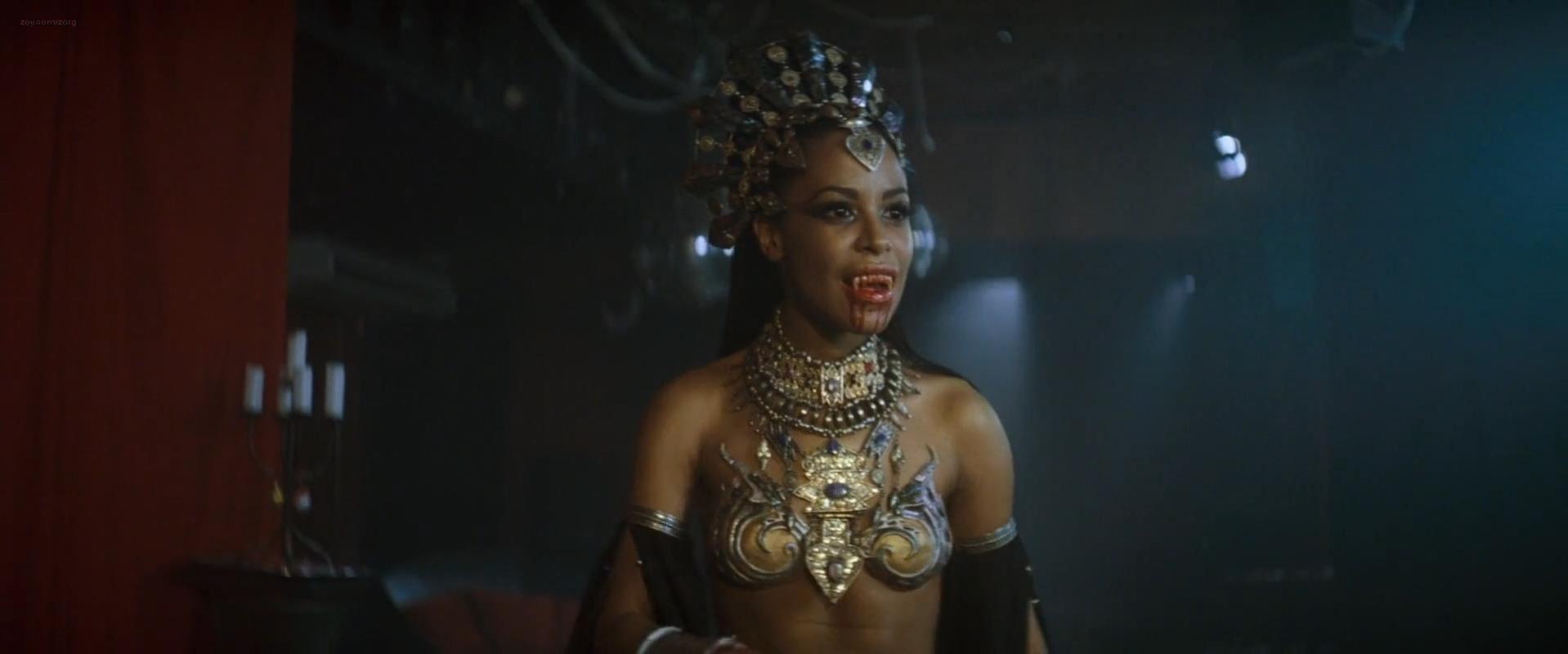 Aaliyah sexy – Queen of the Damned (2002) .