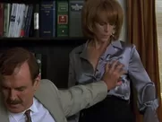 Carey Lowell sexy, Jamie Lee Curtis sexy – Fierce Creatures (1997)