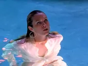 Sara Foster topless – The Big Bounce (2004)