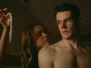 Aimee Lou Wood naked - Sex Education s01e01 (2019) sex mainstream cinema