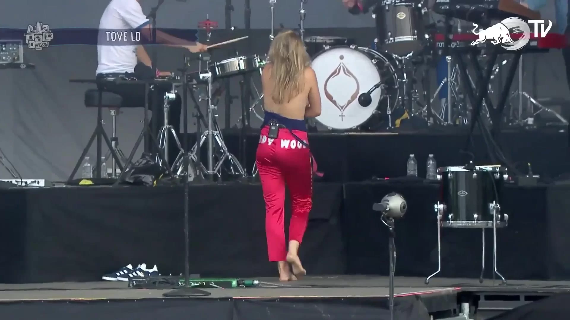 Concert moments full of shame and excitement when Tove Lo nude exposes  boobies on stage movie star sex scenes - Celebs Roulette Tube