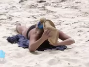 Koh-Lanta : topless sur la plage, Cindy fait le buzz