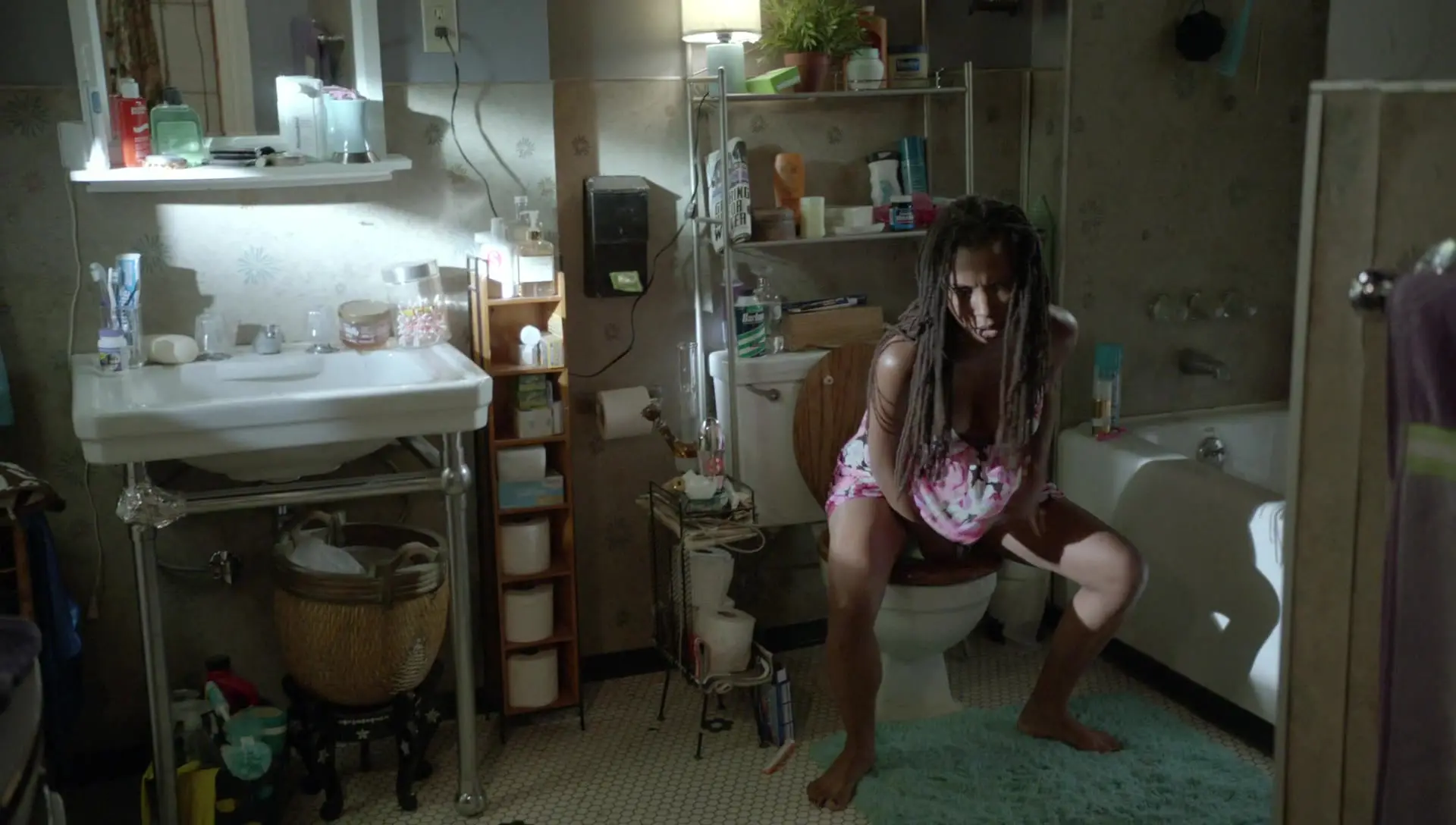 Shanola Hampton toilet peeing scene from Shameless TV serie - Celebs  Roulette Tube