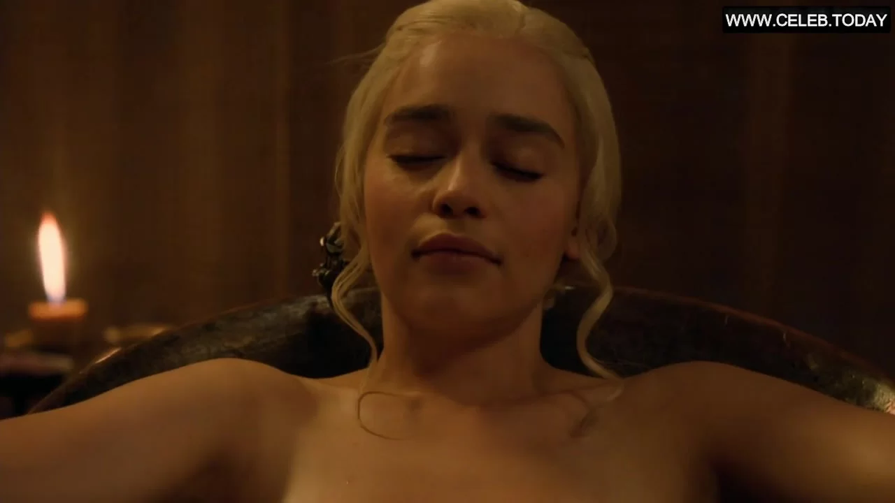 Emilia Clarke - Flashing her naked body, Wet body - Celebs Roulette Tube