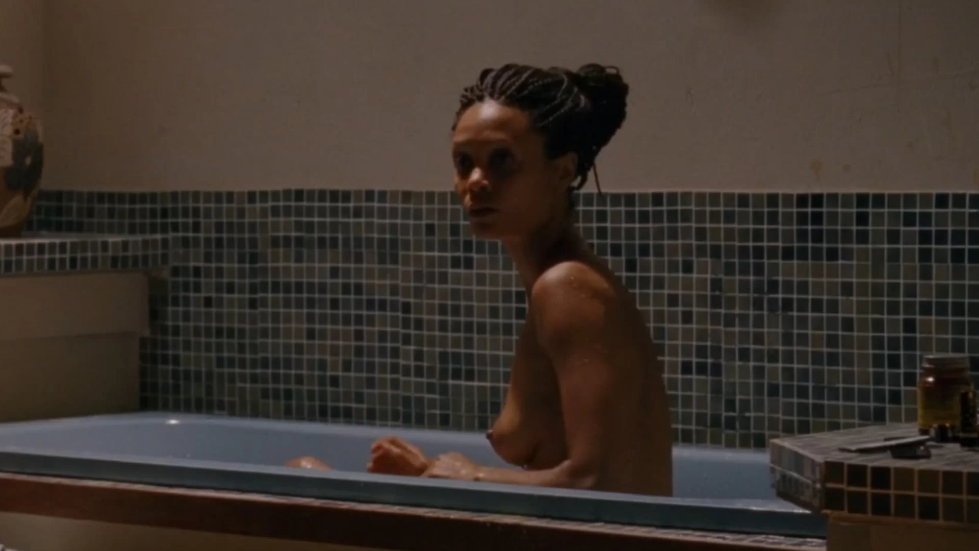 Thandie newton prefers to act naked