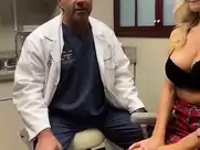 Une charmante blonde pelotée