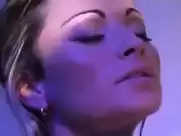 Clara Morgane et Rumika - Scène lesbienne en escaliers