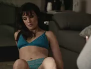 Frankie Shaw, Samara Weaving sexy in SMILF s01e03 (2017)